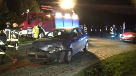 Bei einem Unfall in einem Kreisverkehr in Mertingen sind vier Menschen verletzt worden. 