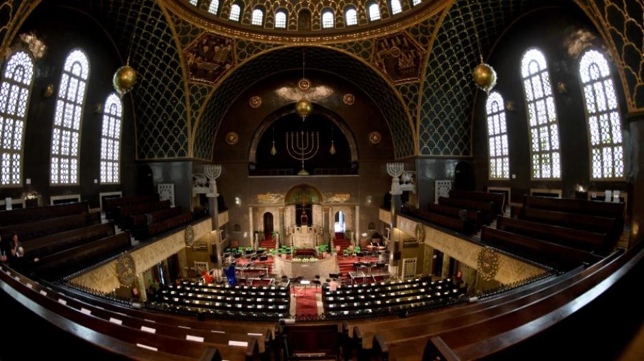 Über dem Zentralraum der Augsburger Synagoge mit vier tonnengewölbten Kreuzarmen erhebt sich eine 29 Meter hohe Kuppel.