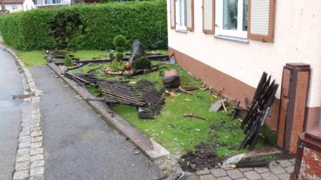 Einen enormen Schaden hat ein Golf-Fahrer in der Nacht zum Freitag in Gebenhofen angerichtet. Der Wagen ist durch den Zaun samt betoniertem Sockel und Posten gebrochen.