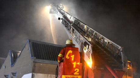 Feuerwehren aus Hiltenfingen, Langerringen, Schwabegg, Bobingen und Schwabmünchen löschten den Großbrand in Hiltenfingen.