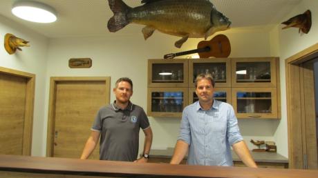 Sind stolz auf das neue Fischereiheim am Klosterweiher: Matthias Raba (Vorstandsmitglied und Jugendleiter) und Manfred Stiglmair (Vorsitzender).