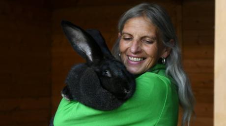 Für die Kaninchen hat Doris Rauh mehrere eigene Gehege auf dem Hof.