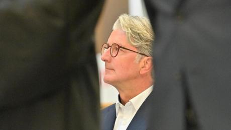 Der unter anderem wegen Betrugs angeklagte langjährige Audi-Chef Rupert Stadler steht vor dem Landgericht München.