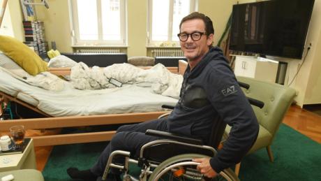 Harry Winderl kann sich derzeit in seiner Wohnung nur mit Rollstuhl fortbewegen. In seinem Wohnzimmer steht nun ein Krankenbett.