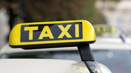 Ein Taxifahrer in Augsburg wurde von einem betrunkenen Fahrgast angegriffen.