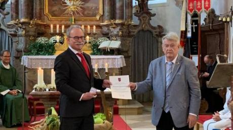 Die Dankurkunde des Verbandes der Sudetendeutschen Landsmannschaft Deutschlands erhielt Bürgermeister Manfred Nerlinger (links) von Kreisobmann Kurt Aue.