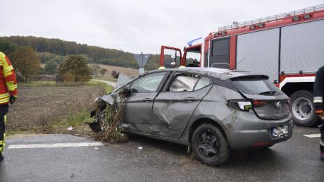Der graue Opel des 28-Jährigen musste die Feuerwehr aus dem Straßengraben bei Fünfstetten bergen.