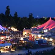 Das Sommer-Tollwood lockt jedes Jahr tausende Besucher in den Münchner Olympiapark.