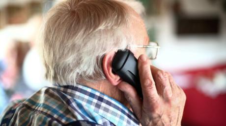 Unbekannte gaukelten einem 77-Jährigen am Telefon einen 50.000-Euro-Gewinn vor.