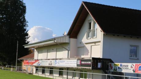 Die Duschen und Toiletten im Bereich unter dem Balkon des SIelenbacher Sportheims werden baldmöglichst erneuert. Der bisherige Ballraum links angrenzend wird in die Umkleidekabine der Heimmannschaft integriert.