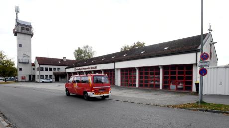 Rund 40 Jahre alt ist das Feuerwehrhaus Neusäß in der Stadtmitte. Jetzt sind seine Tage gezählt, da ein Neubau geplant wird.