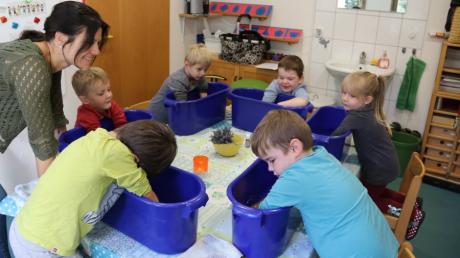 Diese Kinder genießen ein Lavendel-Armbad mit Erzieherin Andrea Lichtenstern im Kneipp-Kindergarten in Handzell.