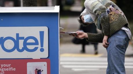 In der US-Stadt Seattle wirft ein Frühwähler seinen Stimmzettel in eine Wahlurne. 
