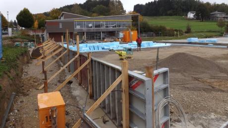 In vollem Gange sind die Bauarbeiten für den Erweiterungsbau am Kinderhaus St. Martin in Langenneufnach. Dies ist derzeit die größte Investition für die Gemeinde. 