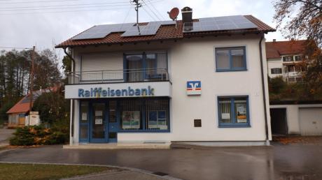 Viele Jahre war in diesem Gebäude die Zweigstelle der Raiffeisenbank Stauden in Walkertshofen untergebracht. Sie schließt nun zum Jahresende.  Foto: Karin Marz