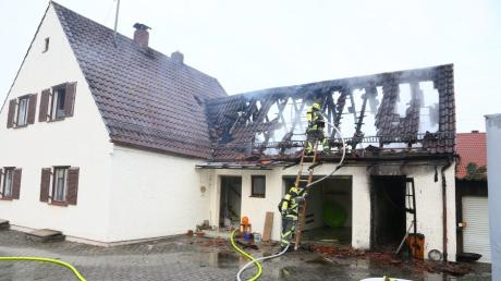 Ein Brand hat ein Einfamilienhaus in Kühbach unbewohnbar gemacht. Feuerwehr, Polizei und Rettungsdienst waren mit einem Großaufgebot vor Ort. Jetzt steht die Brandursache fest.