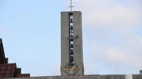 Der Glockenturm der Kirche Jesus, der gute Hirte in  Stettenhofen ist gesperrt. Die Glocken läuten nicht mehr zum Gottesdienst.