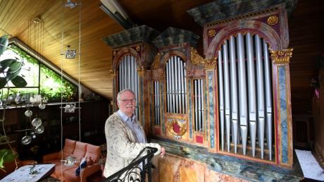Günter Fischer aus Agawang hat eine Kirchenorgel in sein Wohnzimmer eingebaut /
