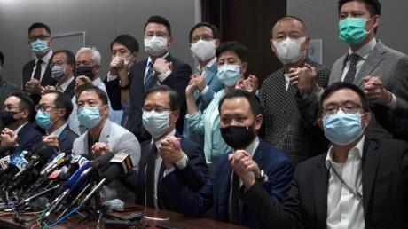 Aus Protest gegen den Rauswurf von vier Abgeordneten aus dem Hongkonger Parlament hat ein Großteil der Mitglieder des demokratischen Lagers den  Rücktritt angekündigt.