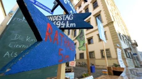 Das Klimacamp neben dem Augsburger Rathaus darf nach einem Urteil erst einmal bleiben.