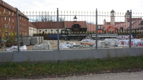 Ein Restaurant soll auf dem Wirtschaftshof des Schlosses Hofhegnenberg gebaut werden. Dieses soll den abgerissenen Brauereistadel ersetzen.
