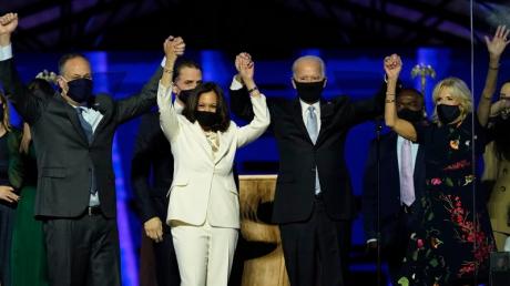 "Sie sind jetzt Teil der Familie – ob sie wollen oder nicht": Das haben Joe Biden und seine Frau Jill (rechts) schon öfter über die kommende Vizepräsidentin Kamala Harris und ihren Mann Doug (rechts) gesagt.