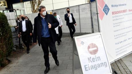 Bayerns Ministerpräsident Markus Söder (CSU) hat sich am Donnerstag an der Augsburger Uniklinik ein Bild von der Lage gemacht. Das Krankenhaus ist durch die Corona-Pandemie derzeit stark belastet.