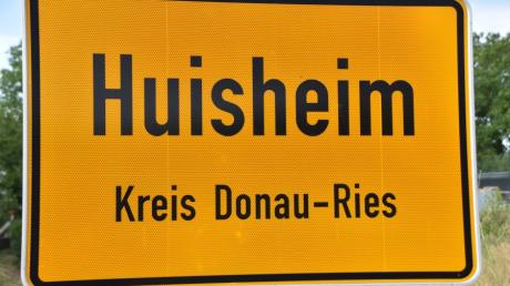 Ortsschild von Huisheim, Gemeinde im Landkreis Donau-Ries