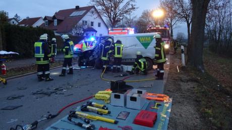 Bei einem Unfall in Auchsesheim ist ein Kastenwagen mit einem Traktor zusammengestoßen.