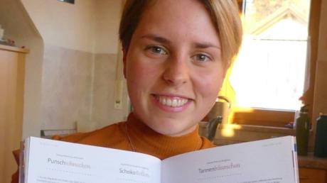 Vanessa Kehrle aus Herrenstetten freut sich über die Veröffentlichung ihrer „Punschschnecken“ im Zuckergussheft. Das Rezept findet man im Heft auf Seite 62. Im Foto sieht man es links im Bild. 