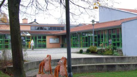 An der Schule in Ustersbach könnte im kommenden Schuljahr kein Platz mehr für die Hortkinder sein.