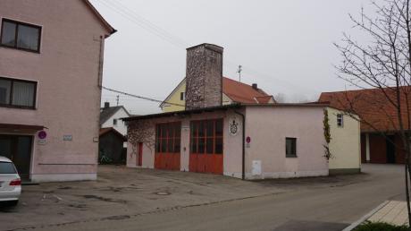 Der Bürgermeister von Todtenweis, Konrad Carl, könnte sich das alte Feuerwehrhaus als Standort für einen Dorfladen vorstellen. Hier wären jedoch kostspielige Arbeiten erforderlich.