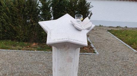 Auf dem Nordendorfer Friedhof steht jetzt ein Gedenkstein für Sternenkinder in Form eines Sterns.