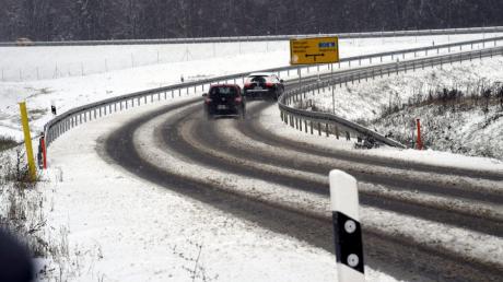 Die Verbindungsstraße von Streitheim nach Welden beim ersten Schneefall im Winter 2020.