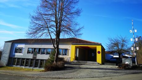 Seit Jahren ist die Platzsituation an der Grundschule in Adelzhausen beengt. Jetzt gibt es eine Übergangslösung.