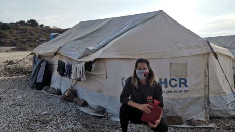 Isabella Schreiner arbeitet seit dem 1. Oktober ehrenamtlich in einem Flüchtlingscamp auf Lesbos. Momentan liegt der Fokus darauf das Camp auf den Winter vorzubereiten. Das heißt: Zelte reparieren und mit wasserdichten Planen überspannen, Europaletten als Bodenersatz verlegen oder warme Kleidung sortieren und ausgeben.