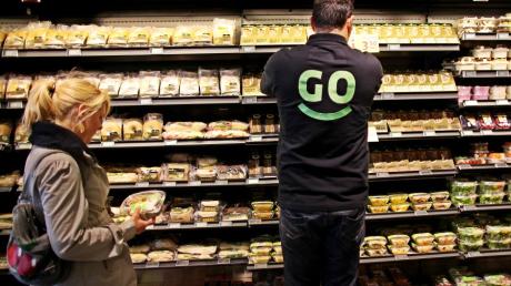 Mit den Rewe-to-go-Filiale will der Lebensmittelhändler Fast-Food-Ketten Konkurrenz machen. Der Schwerpunkt liegt auf bereits verzehrfertigen Produkten.