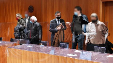 Der angeklagte Apotheker (links) mit seinen Rechtsanwälten Walter Rubach und Christoph Mayer, sowie dessen Ehefrau (rechts) und Schwager mit Rechtsanwalt Moritz Bode.