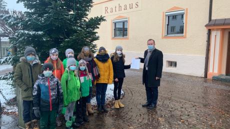 Eine Gruppe Meringer Kinder überreichte an Bürgermeister Florian Mayer eine Unterschriftenliste. Sie setzen sich für eine Spielstraße in der Gabelsbergerstraße ein.