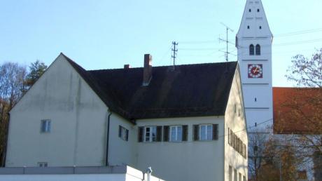 Die Alte Schule in Mickhausen ist als Standort einer Wärmeversorgung für die Kindertagesstätte nun wieder aus dem Rennen. Im Vordergrund die Fahrzeughalle der örtlichen Feuerwehr.