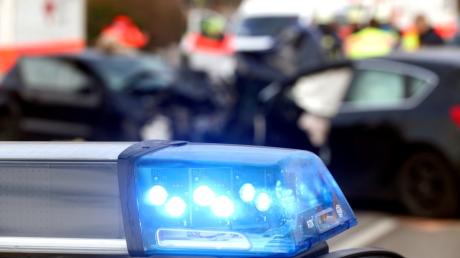 Ein betrunkener Autofahrer hat sich am Montag auf der Staatsstraße zwischen Heretsried und Batzenhofen mit seinem Fiat Punto überschlagen.