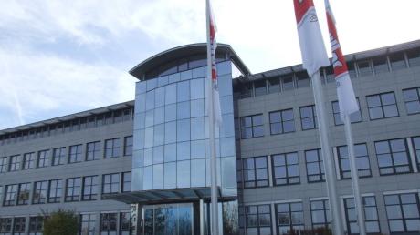 Der Marktgemeinderat in Fischach gab grünes Licht für den Bau des geplanten Bürogebäudes von Müllermilch in Aretsried. Das Projekt soll direkt an das bereits vorhandene Verwaltungsgebäude (Bild) anschließen.