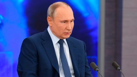 Wladimir Putin, Präsident von Russland, spricht bei der großen Pressekonferenz per Video zu Medienvertretern in Moskau.