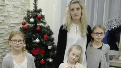 Monika Niedzwiedzki verbringt Weihnachten mit ihren Töchtern üblicherweise in Polen. Das Bild zeigt die vier im vorigen Jahr im Haus der Uroma der Mädchen.