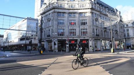 Ein Radfahrer fährt durch das menschenleere Londoner Zentrum. Dort gilt wieder ein harter Shutdown mit Ausgangssperren.