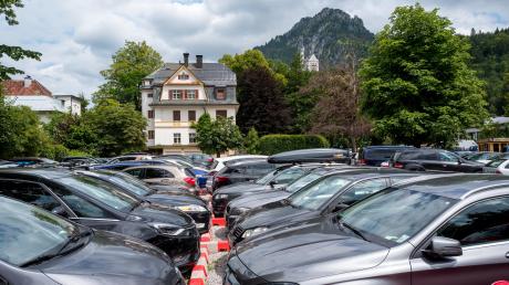 Ganz so viel los, wie hier im Sommer in Schwangau war am vergangenen Wochenende im Allgäu nicht. Dennoch nutzten einige Ausflügler das gute Wetter, um in die Berge zu fahren. Dementsprechend voll waren die Parkplätze.