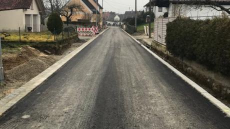Abschied von der Schotterpiste: Die Straßenbauarbeiten in Hegnenbach schreiten voran. Mittlerweile sind die Talstraße (Foto) und ein Teil der Ganghoferstraße asphaltiert.