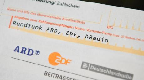 Für Haushalte in Deutschland werden vorläufig weiterhin jeden Monat 17,50 Euro Rundfunkbeitrag anfallen.
