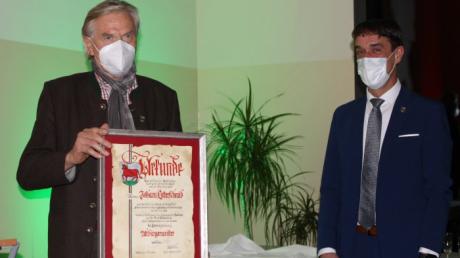 Der langjährige Bürgermeister von Kühbach, Johann Lotterschmid (links) ist jetzt Altbürgermeister. Sein Nachfolger Karl-Heinz Kerscher überreichte ihm die Urkunde.