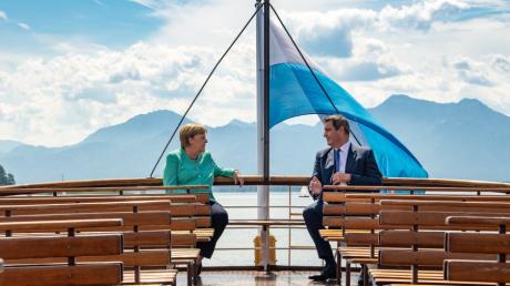 Ein unvergesslicher Moment im Jahr 2020: Markus Söder und Bundeskanzlerin Merkel fahren mit einem Schiff  auf die Insel Herrenchiemsee.